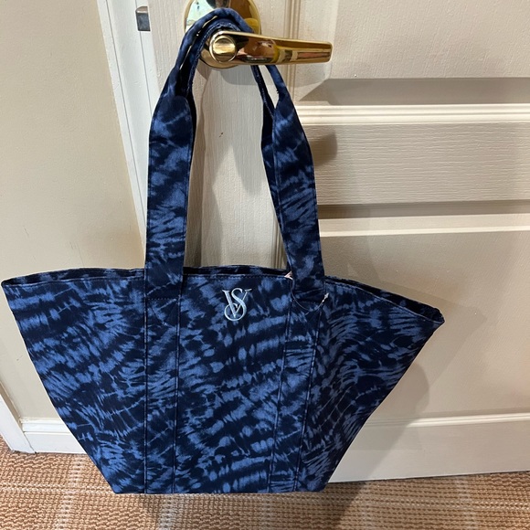 Victoria’s Secret Tote Bag with zipper - Picture 1 of 7